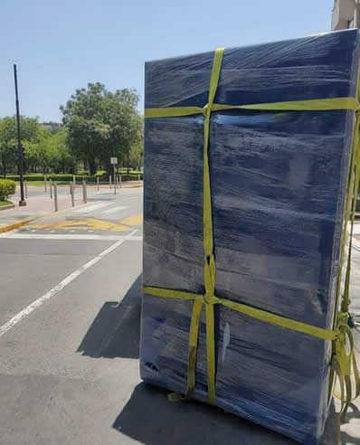 Objeto grande o mueble embalado con film stretch y asegurado con correas de sujeción para un traslado seguro en Lima.