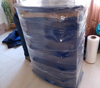 Mueble o velador embalado con film stretch para protección durante mudanza residencial en Lima.