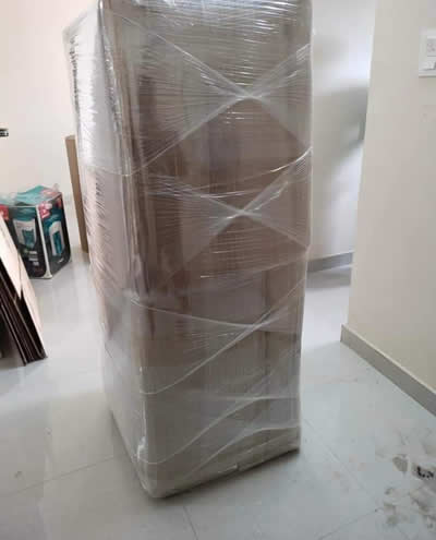 Refrigeradora embalada bajo la regla de protección para envíos seguros a provincia, utilizando film stretch de seguridad y refuerzo logístico.