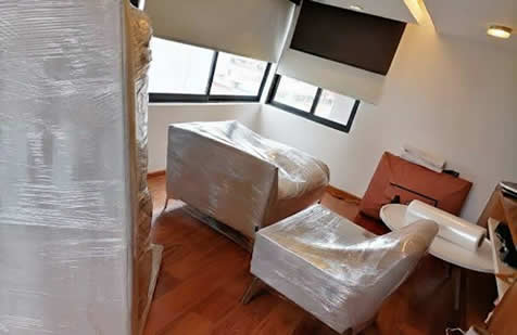 en departamento tres muebles embalado listo para cargar