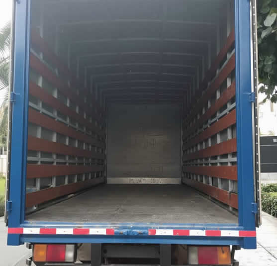 Camión de mudanzas corporativas para traslado de oficinas en Lima con personal uniformado y equipo de seguridad